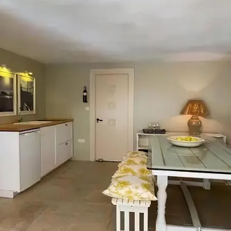 Homestay - Kitchen, Pool, Barbecue And Large Garden