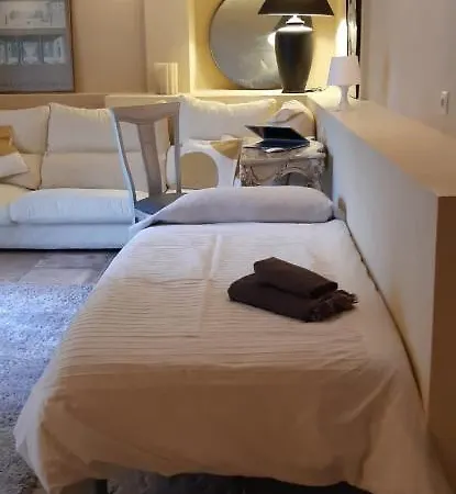 Homestay - Kitchen, Pool, Barbecue And Large Garden