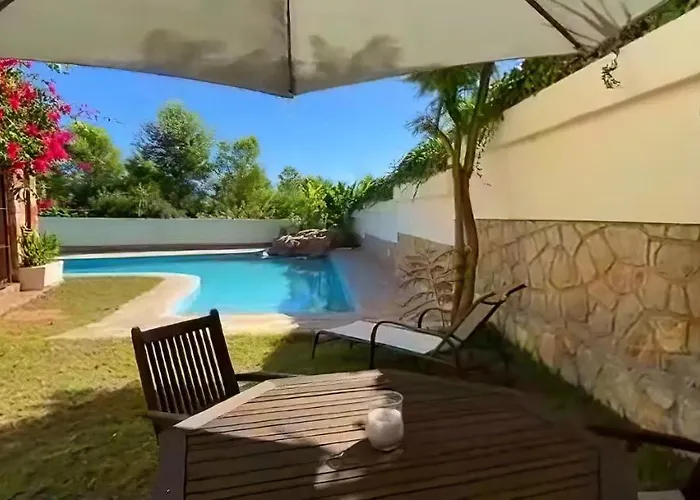 - Kitchen, Pool, Barbecue And Large Garden