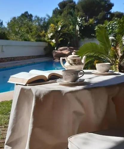 - Kitchen, Pool, Barbecue And Large Garden